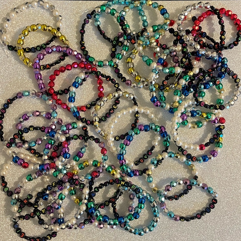 Taylor swift eras tour friendship bracelets